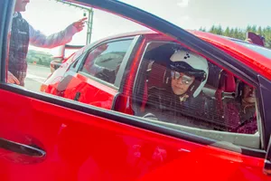 陈若轩赛道上帅气英姿照片_5