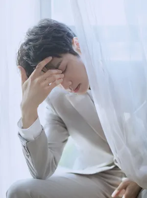 罗云熙浅色西服帅气写真图片_5