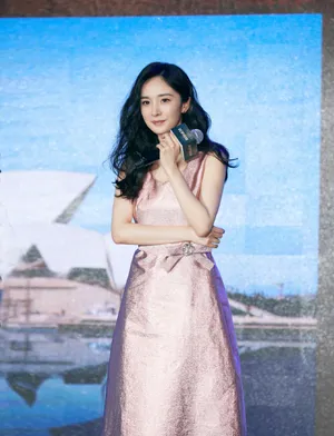杨幂《筑梦情缘》发布会性感图片_7