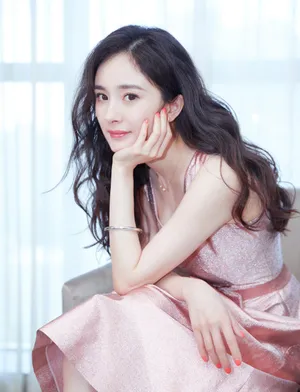 杨幂《筑梦情缘》发布会性感图片_8