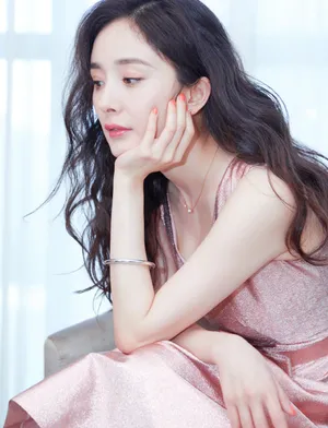 杨幂《筑梦情缘》发布会性感图片_11