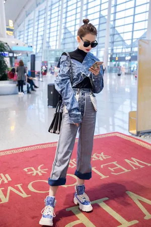 戚薇酷美性感机场街拍图片_8