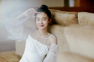 张佳宁纯白甜美写真图片