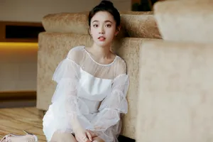 张佳宁纯白甜美写真图片_5