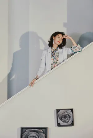 高露清爽干练时尚写真图片