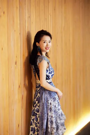 李念印花长裙优雅性感写真图片