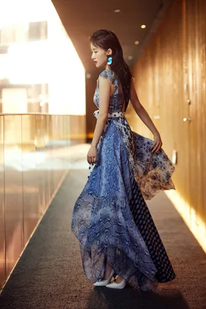 李念印花长裙优雅性感写真图片_3