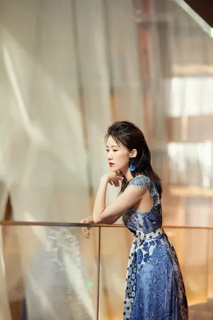 李念印花长裙优雅性感写真图片_4