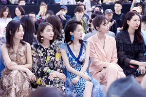 李念印花长裙优雅性感写真图片_5