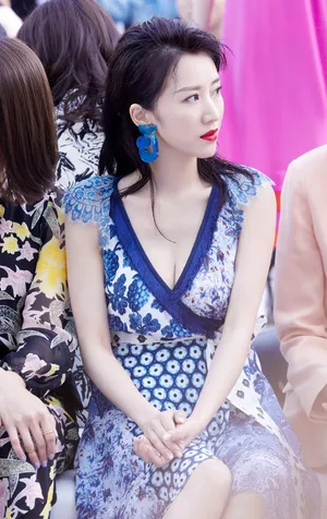 李念印花长裙优雅性感写真图片_8