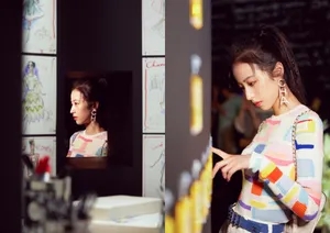 周雨彤甜美时尚写真图片_1