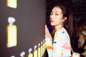 周雨彤甜美时尚写真图片_2