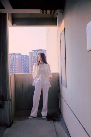 江疏影优雅干练时尚写真图片_2