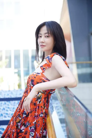 演员谭卓摩登性感写真图片
