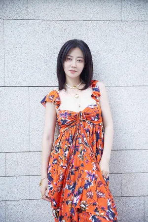 演员谭卓摩登性感写真图片