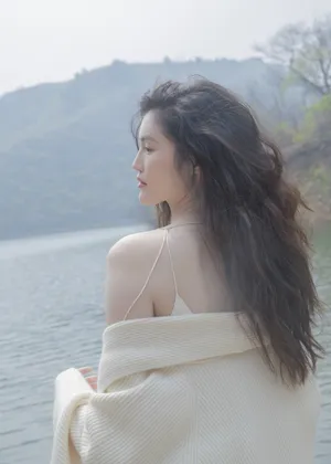 何穗白色吊带裙性感写真图片