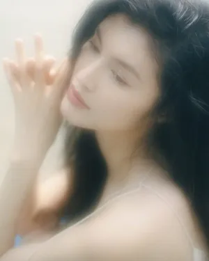 何穗白色吊带裙性感写真图片_2