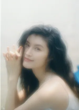 何穗白色吊带裙性感写真图片_3