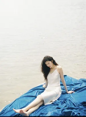 何穗白色吊带裙性感写真图片_5