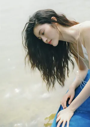 何穗白色吊带裙性感写真图片_7