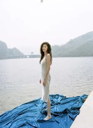 何穗白色吊带裙性感写真图片_8