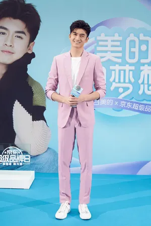 张云龙美的活动照帅气图片