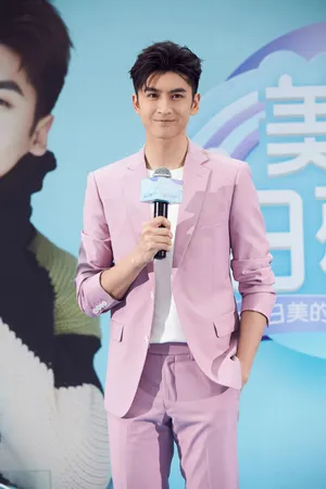 张云龙美的活动照帅气图片