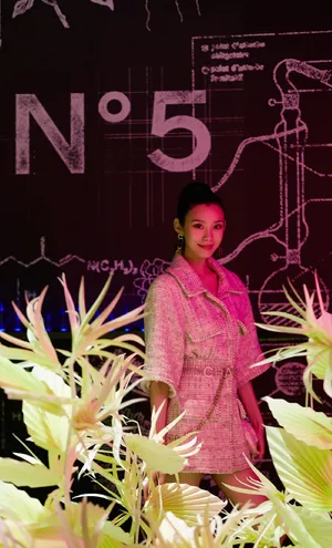 奚梦瑶甜美温婉活动写真图片_8