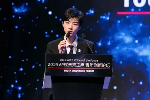 青年大使王俊凯绅士活动照图片第1张