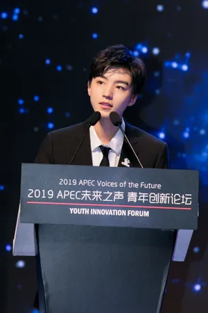 青年大使王俊凯绅士活动照图片_2