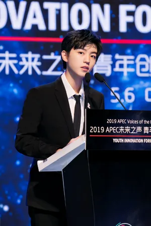 青年大使王俊凯绅士活动照图片_3