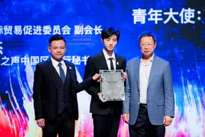 青年大使王俊凯绅士活动照图片_4