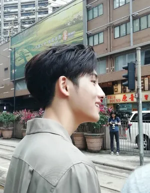 董思成香港街头帅气图片_2