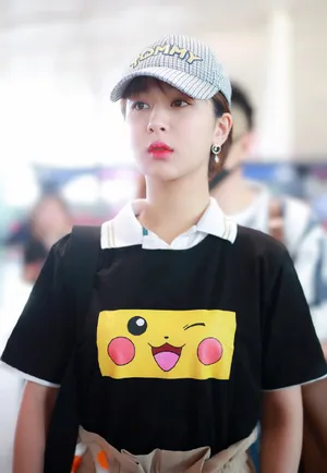 杨紫甜美俏皮机场图片_2