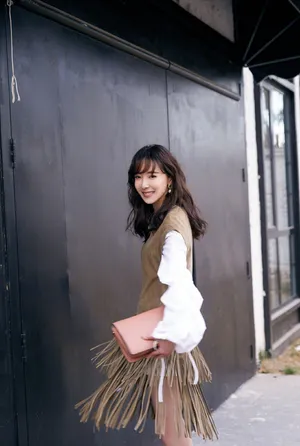 米露温柔甜美时尚写真图片_8