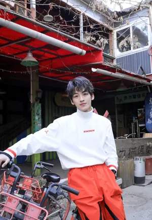 创造营2019何洛洛帅气写真图片