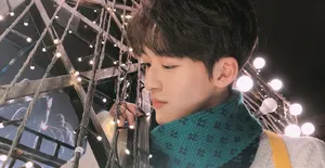 创造营2019何洛洛帅气夜拍照图片_2