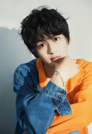 创造营2019何洛洛清爽帅气写真图片