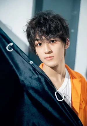 创造营2019何洛洛清爽帅气写真图片_1
