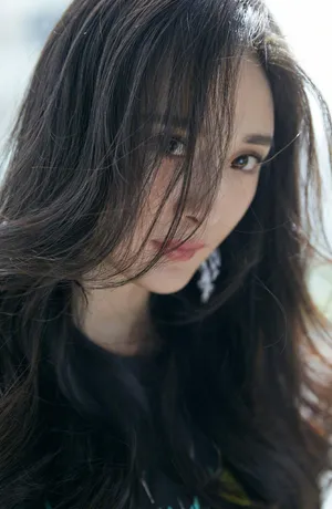 杨幂成熟妩媚活动写真图片