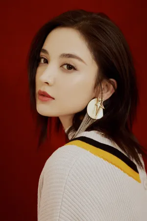 古力娜扎白衫短裙甜美写真图片_3