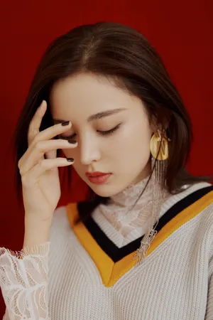古力娜扎白衫短裙甜美写真图片_5
