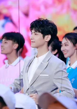罗云熙五四青年晚会帅气图片