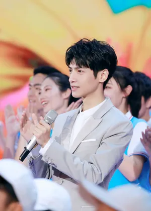 罗云熙五四青年晚会帅气图片
