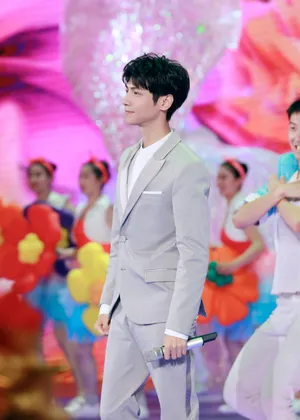 罗云熙五四青年晚会帅气图片_2