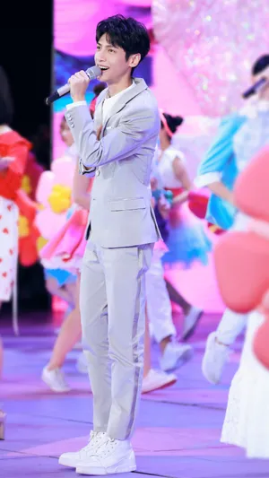 罗云熙五四青年晚会帅气图片_3