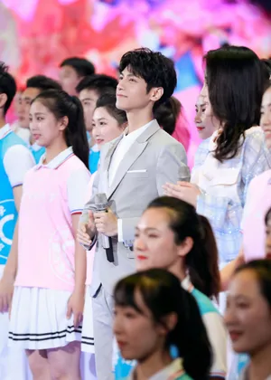 罗云熙五四青年晚会帅气图片_4