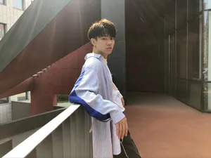 张帆蓝色条纹衬衣帅气图片