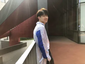张帆蓝色条纹衬衣帅气图片_2