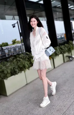 何穗性感飘逸机场图片